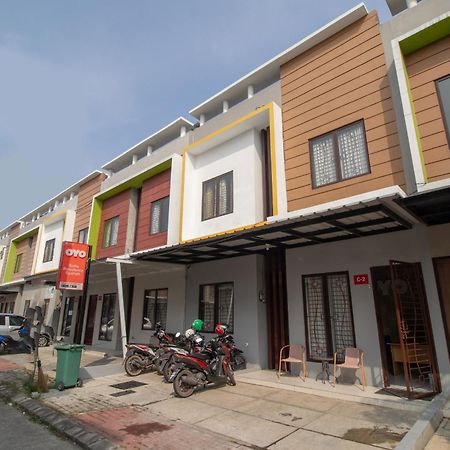 Oyo 3253 Sofia Residence Telukjambe Zewnętrze zdjęcie