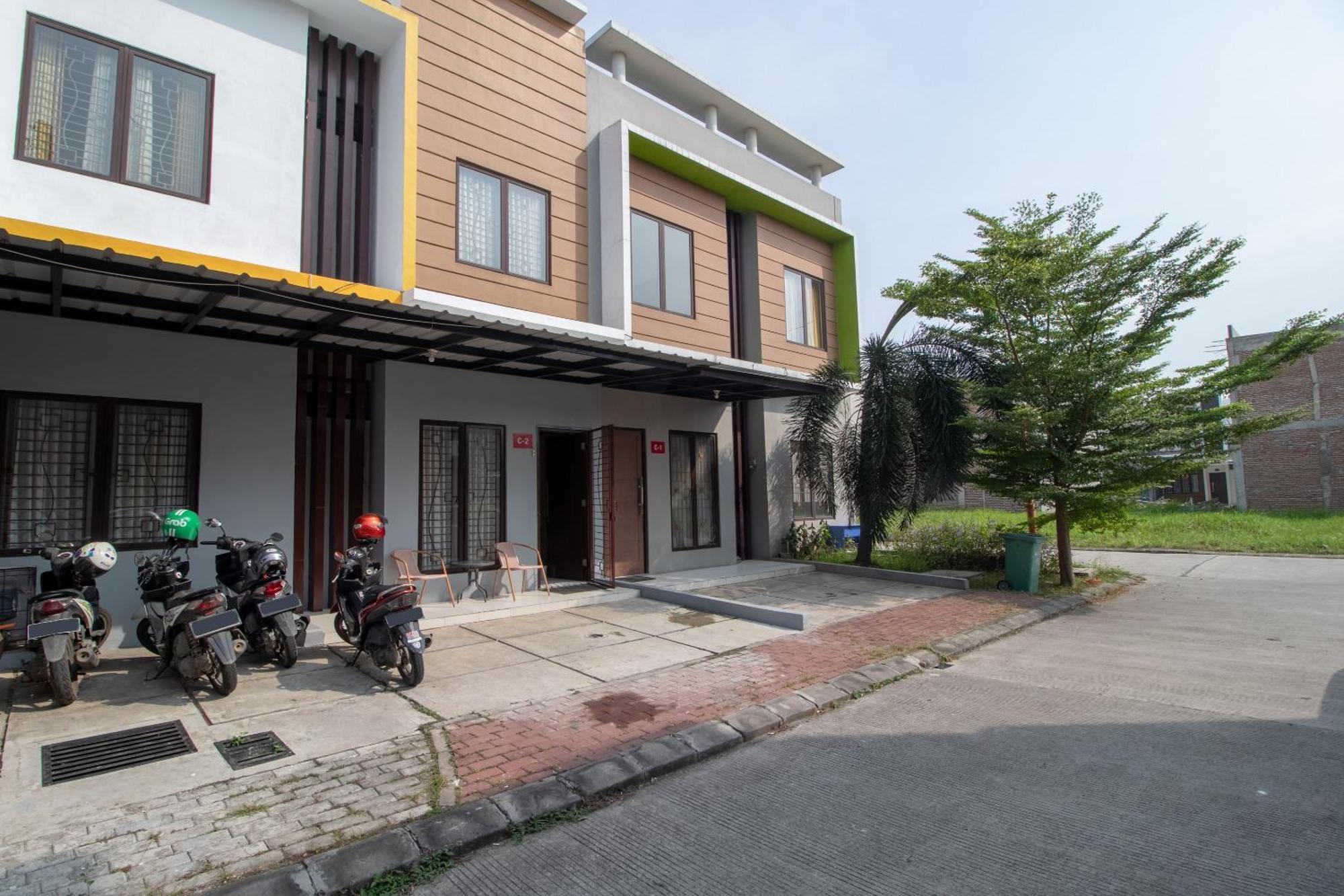 Oyo 3253 Sofia Residence Telukjambe Zewnętrze zdjęcie